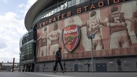 Emirates Stadium, kandangnya Arsenal yang biasanya ramai turis berfoto-foto kini hanya segelintir orang yang lewat (Dan Kitwood/Getty Images)