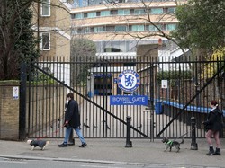 Kandang Chelsea, Stamford Bridge juga sudah ditutup (Catherine Ivill/Getty Images)