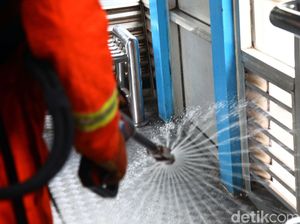 Cegah Corona, Halte Pejaten Disemprot Disinfektan