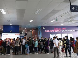 Agar Bebas Corona, Pemprov DKI Minta Pengantre Transportasi Umum Lencang Depan