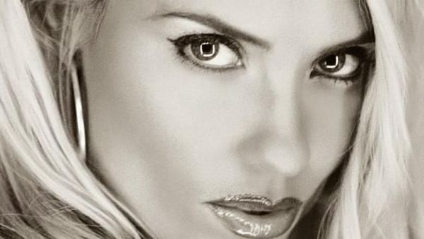 Mantan Model Playboy Dikritik, Posting Foto Menyusui Anak Berusia 4 Tahun