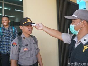 Ada Pengecekan Suhu Tubuh di Mapolrestabes Surabaya Terkait Corona Ada Pengecekan Suhu Tubuh di Mapolrestabes Surabaya Terkait Corona