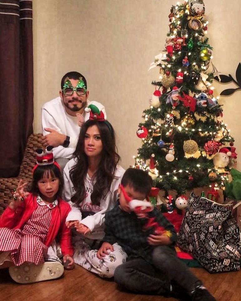 Semasa pacaran, Vinny pun sudah dekat dengan kedua anak  Adinda. Merayakan Natal, mereka berfoto dengan aksesori yang unik. Gemas! (Foto: Instagram/@adindabakrie)