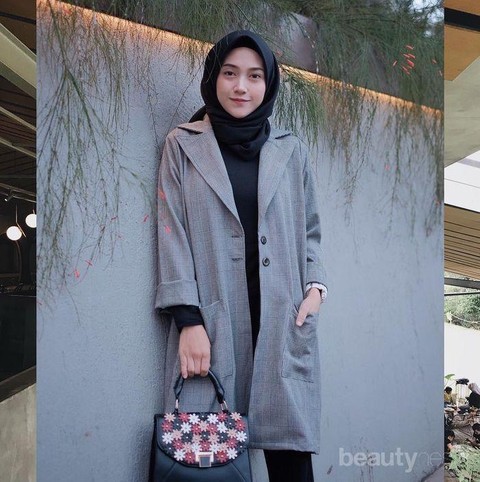 Dear Hijabers Ini Lho 5 Pilihan Blazer  Kekinian  Buat OOTD  