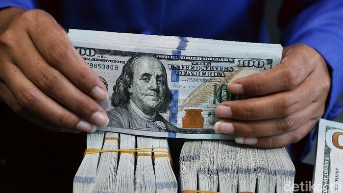 Dolar AS Tekuk Lutut Rupiah Nilai tukar dolar Amerika Serikat (AS) terhadap rupiah akhirnya tembus ke level Rp 15.000. Ini adalah pertama kalinya dolar AS menyentuh level tersebut pada tahun ini.