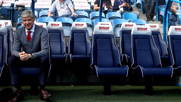HUDDERSFIELD, ENGLAND - MAY 13:  Arsene Wenger, Manager of Arsenal looks on prior to the Premier League match between Huddersfield Town and Arsenal at John Smiths Stadium on May 13, 2018 in Huddersfield, England.  (Photo by Catherine Ivill/Getty Images)