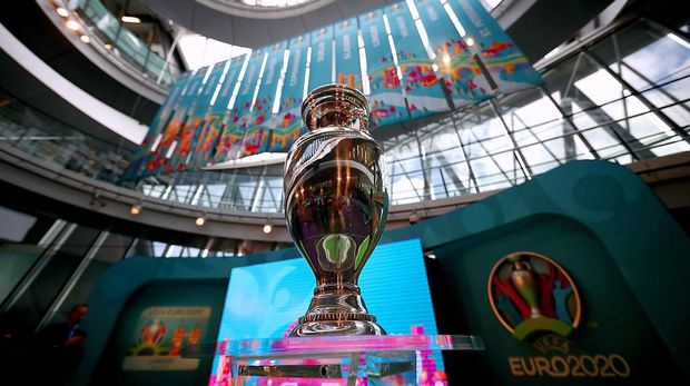 LONDON, ENGLAND - SEPTEMBER 21:  The UEFA European Championship trophy is displayed next to the logo for the UEFA EURO 2020 tournament and the individual city logos during the UEFA EURO 2020 launch event for London at City Hall on September 21, 2016 in London, England.  (Photo by Dan Istitene/Getty Images)