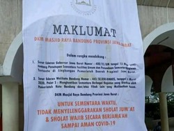 Spanduk Maklumat Tak Gelar Salat Jumat di Masjid Raya Bandung Berujung Aksi