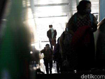 Antrean Panjang Penumpang Hilang Usai MRT Beroperasi Normal