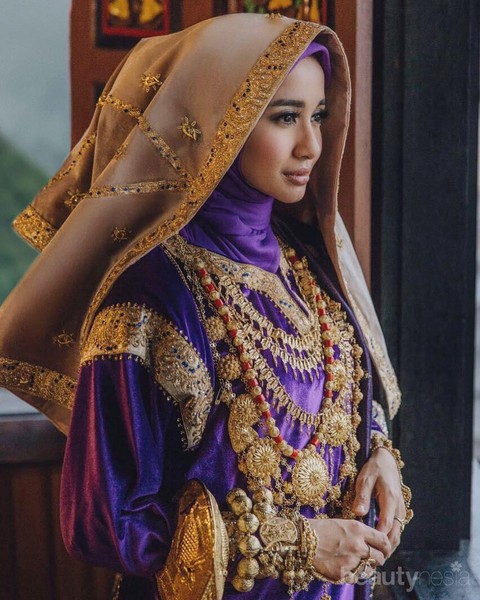 7 Artis  Indonesia  ini Tampil Cantik Pakai Busana Adat  saat 