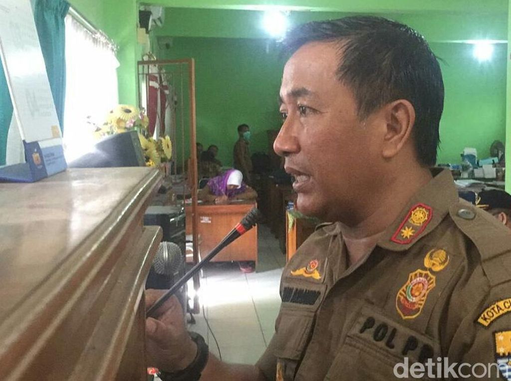 Satpol PP Cirebon Razia Pelajar Libur yang Main ke Warnet Satpol PP Cirebon Razia Pelajar Libur yang Main ke Warnet