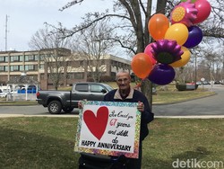 Terpisah karena Corona, Suami Bawa Poster Cinta Rayakan Ultah Nikah ke-67