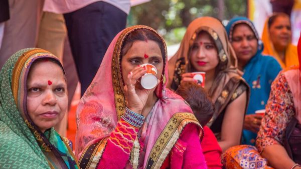 Foto: Aksi Perempuan India Minum Air Seni Sapi Demi Tangkal Corona