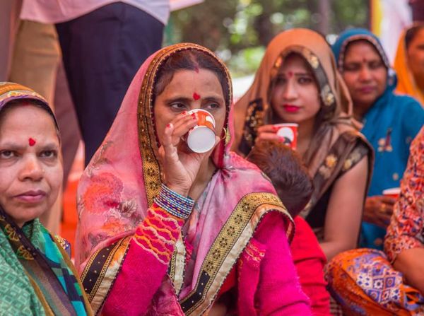 Foto: Aksi Perempuan India Minum Air Seni Sapi Demi Tangkal Corona