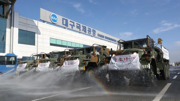 Lawan Corona: Truk, Robot, dan Drone Turun ke Jalan Semprot Disinfektan