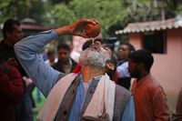 Takut Virus Corona, Warga di India Minum Air Kencing Sapi