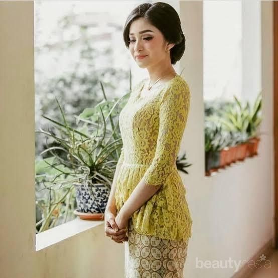 Cheerful Banget! Kebaya Warna Ini Bisa Bikin Look Kamu Jadi Lebih Muda Lho!