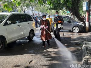Saat Risma Ikut Semprot Disinfektan di Sudut Kota Surabaya