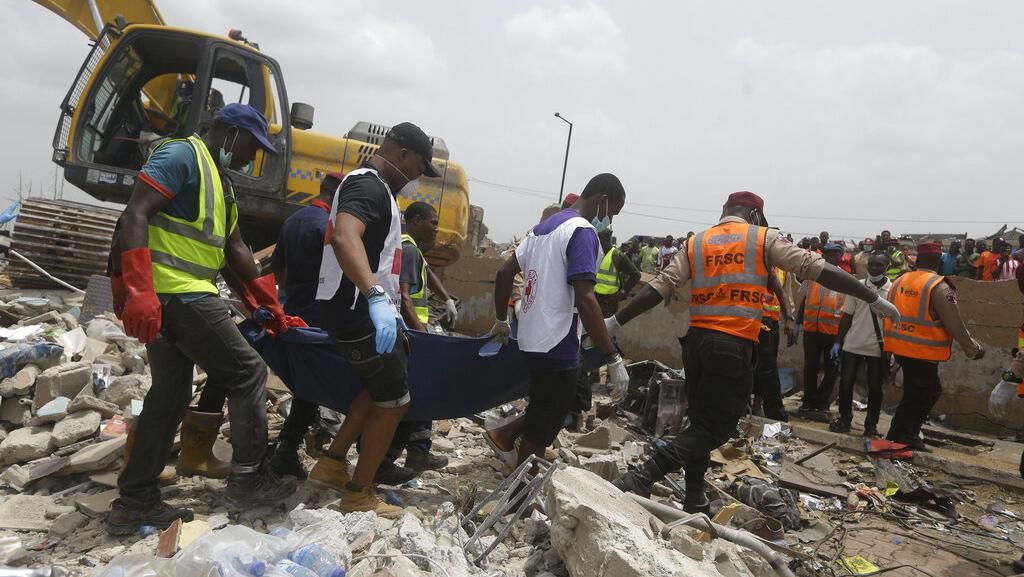Melihat Proses Evakuasi Korban Tewas Ledakan Gas di Nigeria