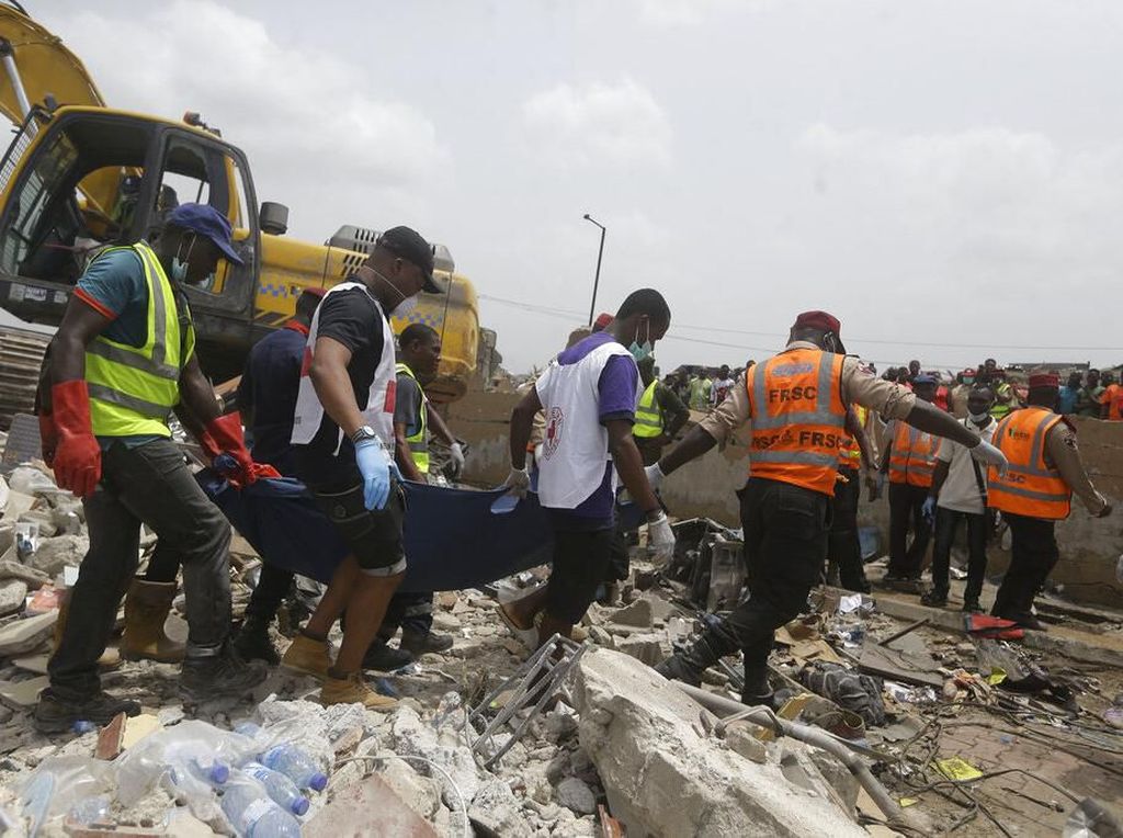 Melihat Proses Evakuasi Korban Tewas Ledakan Gas di Nigeria