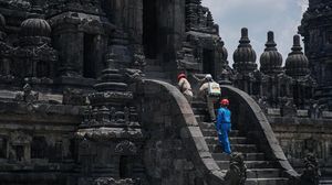 Candi Prambanan Disemprot Disinfektan