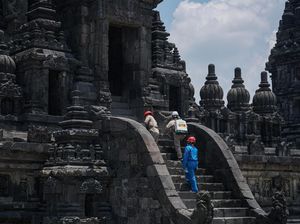 Candi Prambanan Disemprot Disinfektan