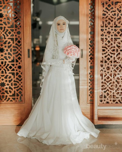 5 Inspirasi Gaun Dan Kebaya Dengan Hijab Menutup Dada Untuk Tampil Syar I Saat Akad