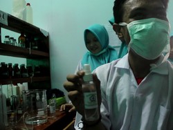 Pelajar SMK di Parepare Ini Racik Hand Sanitizer dan Bagikan ke Warga