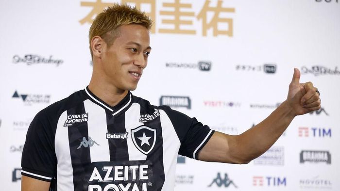 RIO DE JANEIRO, BRAZIL - FEBRUARY 08: Japanese player Keisuke Honda gives a thumb up during a press conference as part of the new player of the Brazilian team Botafogo at Engenhao Stadium on February 8, 2020 in Rio de Janeiro, Brazil. (Photo by Wagner Meier/Getty Images)