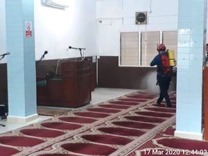 Cegah Corona, Damkar DKI Semprot Disinfektan di Masjid