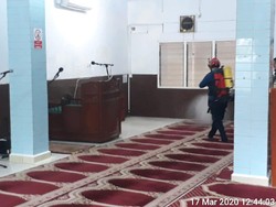Cegah Corona, Damkar DKI Semprot Disinfektan di Masjid