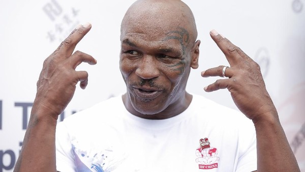 WALSALL, UNITED KINGDOM - NOVEMBER 18: Former world heavyweight boxing champion Mike Tyson meets up with a pigeon fancier Horace Potts (L), of Bloxwich, Walsall, West Midlands on November 18, 2005 in Walsall, England. Tyson who is well known for his love of pigeons dropped in to the home of pigeon fancier Horace Watts whilst on route to Birmingham, England, for a hotel dinner boxing event. (Photo by Stringer/Getty Images)