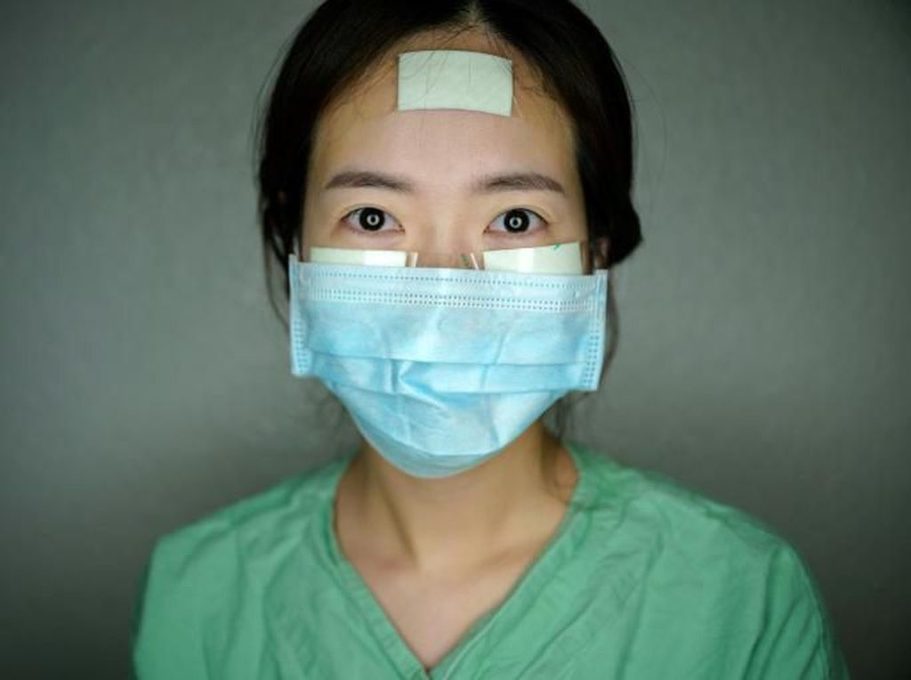 Foto Perban di Wajah, Penghargaan untuk Perawat Virus Corona yang Bikin Haru