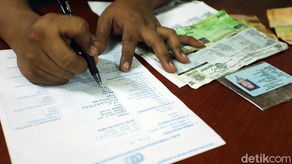 Intip Aktivitas di Samsat Pondok Gede yang Tetap Buka Layani Warga Intip Aktivitas di Samsat Pondok Gede yang Tetap Buka Layani Warga