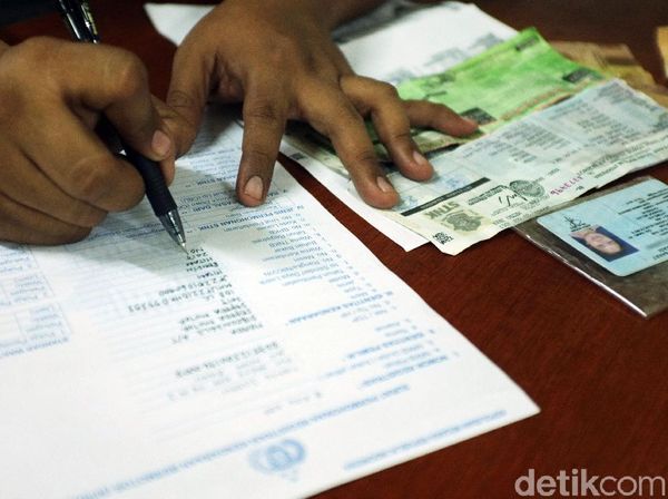 Intip Aktivitas di Samsat Pondok Gede yang Tetap Buka Layani Warga