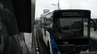 Bus TransJ Jalur Langit Mogok di Ciledug Bikin Macet, Penumpang Jalan Kaki