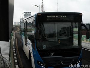 Bus TransJ Jalur Langit Mogok di Ciledug Bikin Macet, Penumpang Jalan Kaki