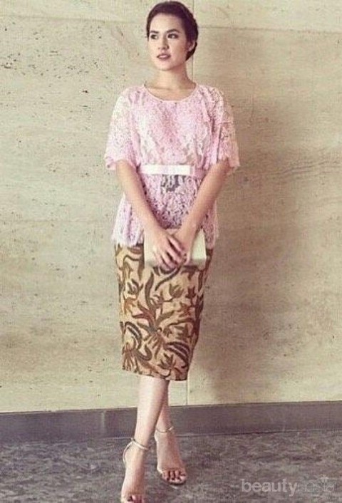 Klasik Dan Elegan Inspirasi Model Rok Batik Untuk Kondangan