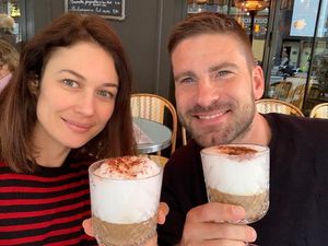 Intip Momen Kuliner Aktris Olga Kurylenko yang Terpapar Virus Corona Intip Momen Kuliner Aktris Olga Kurylenko yang Terpapar Virus Corona
