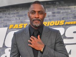 Video: Idris Elba Buka Kunci Ponsel Pakai Patungnya di Madame Tussauds