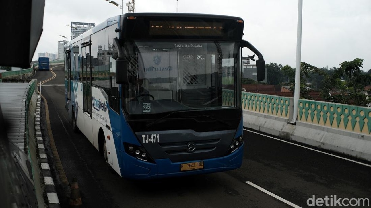 Truk Mogok Lumpuhkan TransJ CSW Penumpang Menumpuk