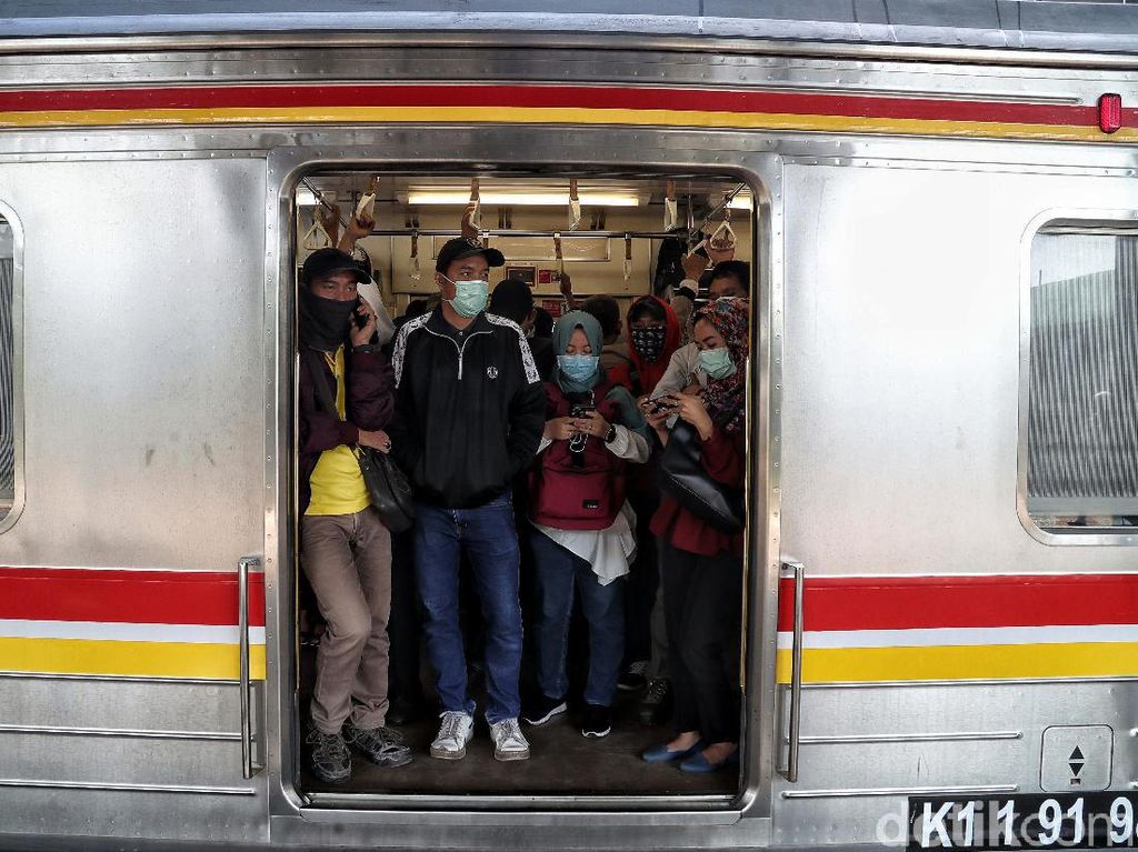 Warga Dempet-dempetan di KRL, Walkot Bekasi: Tingkat Kepatuhan Rendah Warga Dempet-dempetan di KRL, Walkot Bekasi: Tingkat Kepatuhan Rendah