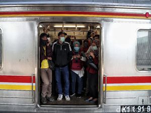 Warga Dempet-dempetan di KRL, Walkot Bekasi: Tingkat Kepatuhan Rendah Warga Dempet-dempetan di KRL, Walkot Bekasi: Tingkat Kepatuhan Rendah