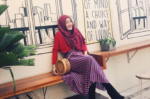5 Tips Memilih Atasan yang Pas untuk Hijab Warna  Merah 