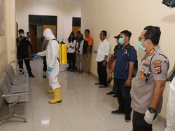 Antisipasi Corona, Polresta Tangerang Semprot Disinfektan-Siagakan Ambulans