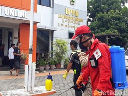 Corona Mewabah, Masjid Agung dan Fasum di Brebes Disemprot Disinfektan