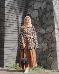 Tampil Stunning Ala Selebgram Dengan Outfit Batik Modern Ini!