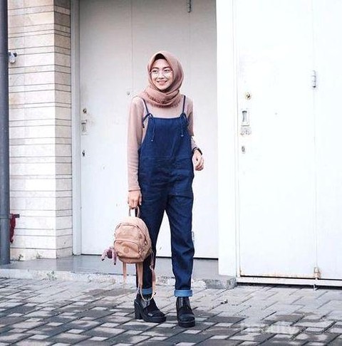 Ootd overall 2024 jeans hijab