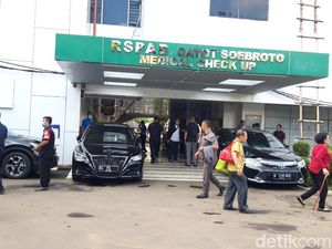 Mobil Berpelat RI-8, RI-71, dan RI-72 Merapat ke RSPAD Gatot Soebroto