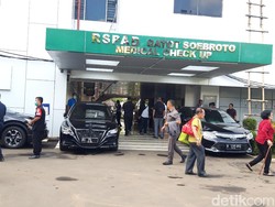 Mobil Berpelat RI-8, RI-71, dan RI-72 Merapat ke RSPAD Gatot Soebroto